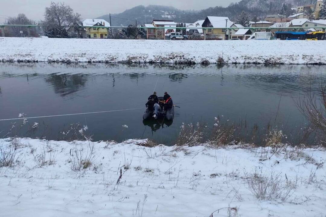 FOTO: Policajti našli vo vodách Hornádu mužské telo. Patriť môže nezvestnému 15-ročnému chlapcovi