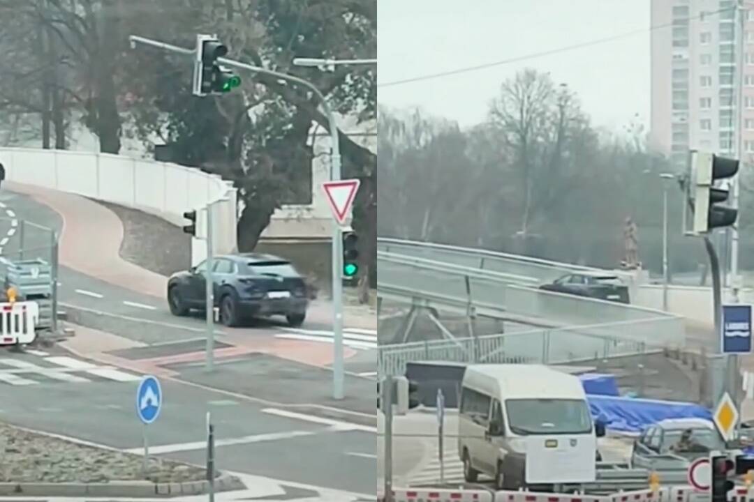 Foto: VIDEO: S autom vošla na pešiu lávku medzi chodcov. Zastavili ju až michalovskí policajti