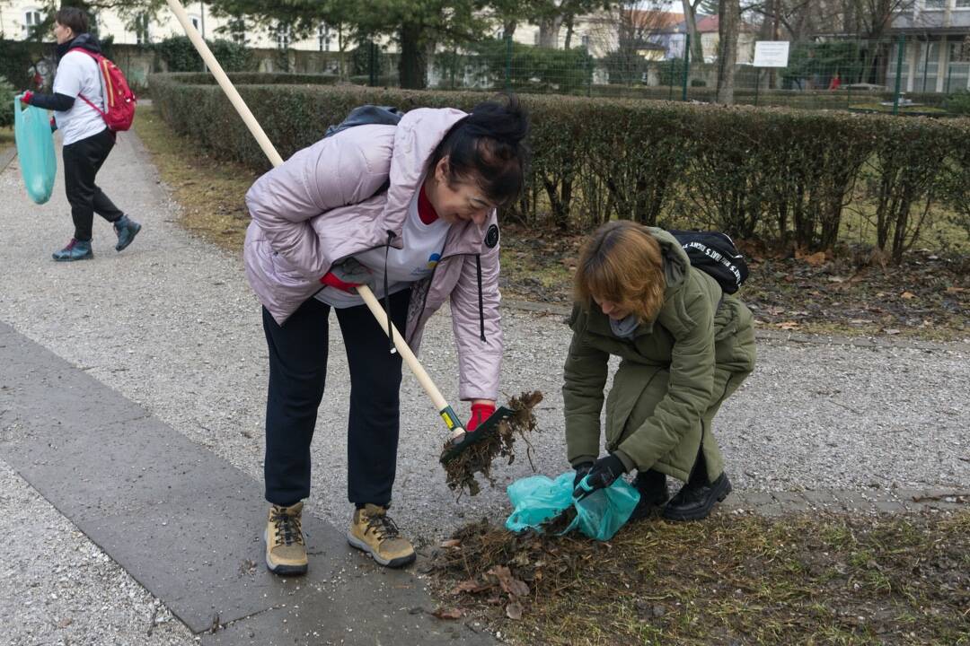 Foto: Košice sú čistejšie vďaka dobrovoľníkom z Ukrajiny. Z vďaky vyzbierali 240 kíl odpadu