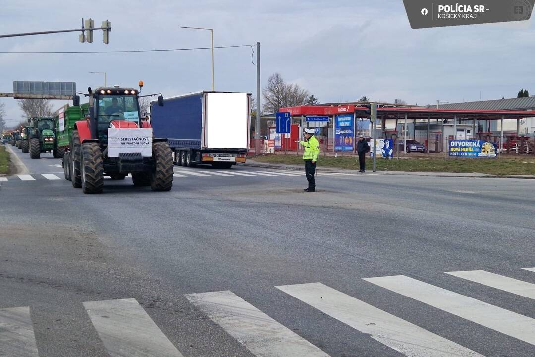 Foto: VIDEO: Ako vyzerá protest farmárov v Košiciach? V teréne sú aj policajné zložky