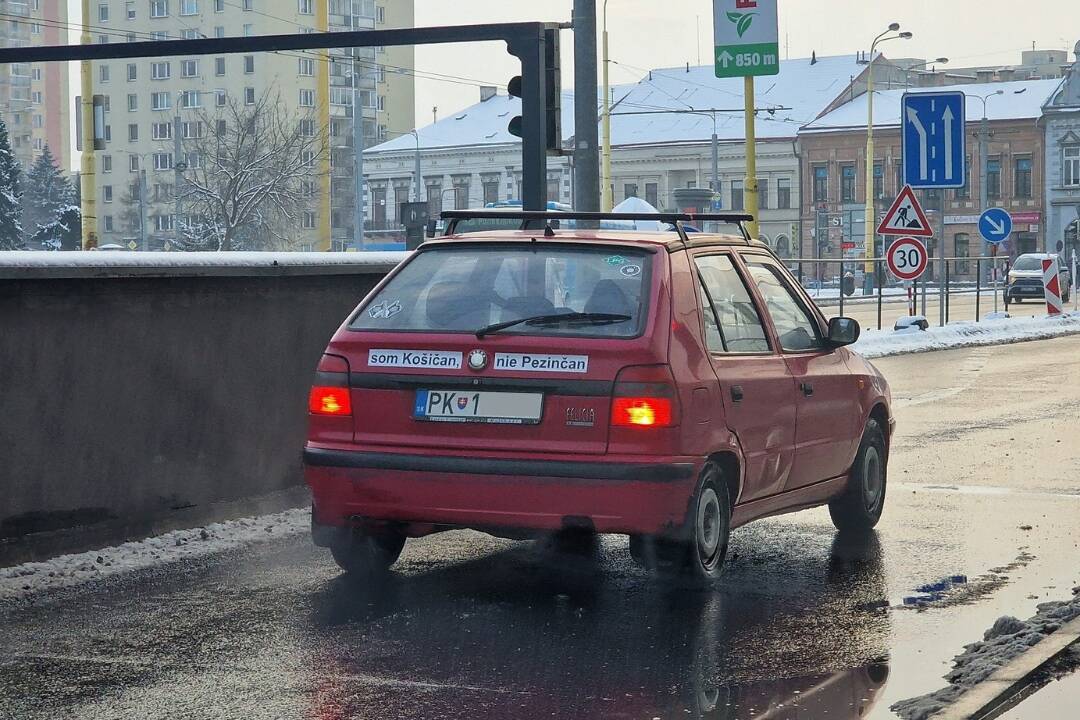 FOTO: Zo dňa na deň sa z neho stala legenda. Košičan s pezinskou značkou baví vodičov i internet