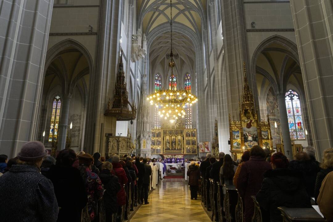 FOTO: Stovky Košičanov spomínalo na zosnulého kardinála Tomka. Na jeho počesť odhalili pamätný epitaf