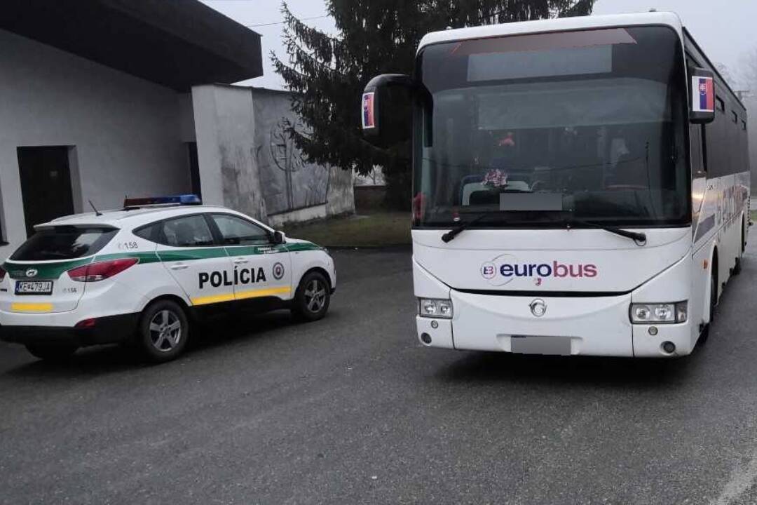 Foto: Opitý autobusár v Košickom kraji zobral tržbu a cestujúcich zavrel v autobuse. Nahlásili ho na tiesňovej linke