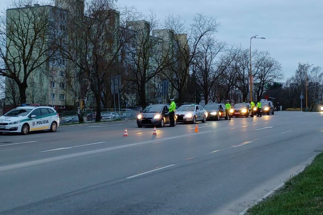 FOTO: Vodiči sa ráno zdržali pri policajnej kontrole. Policajti uzavreli Dobšinú i košické sídlisko