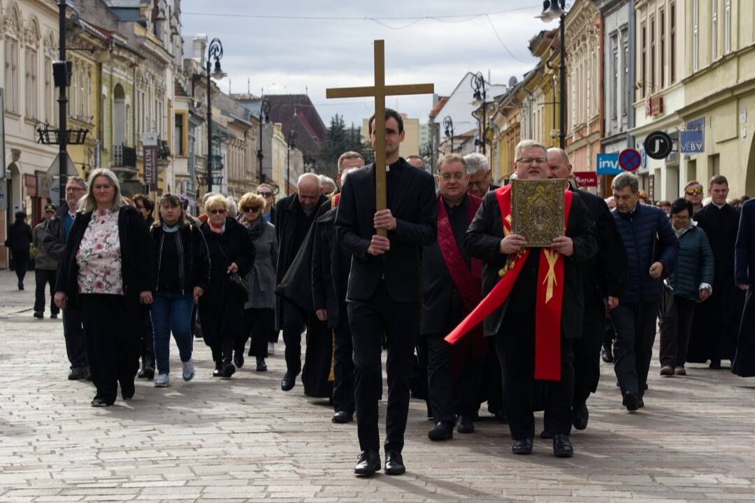 FOTO: Pašiového sprievodu v Košiciach sa zúčastnili stovky veriacich. Ulicami sa ozývali duchovné posolstvá i piesne