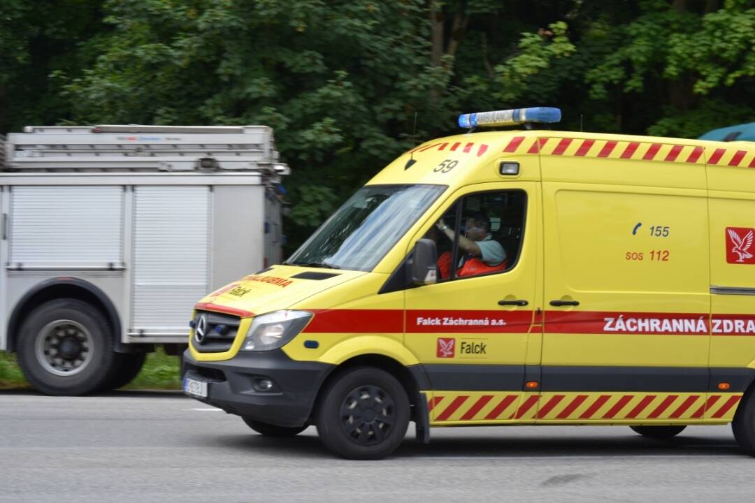 Foto: Muž, ktorý prišiel odovzdať svoj hlas, sa sťažoval na bolesť brucha. Bol prevezený do nemocnice v Šaci