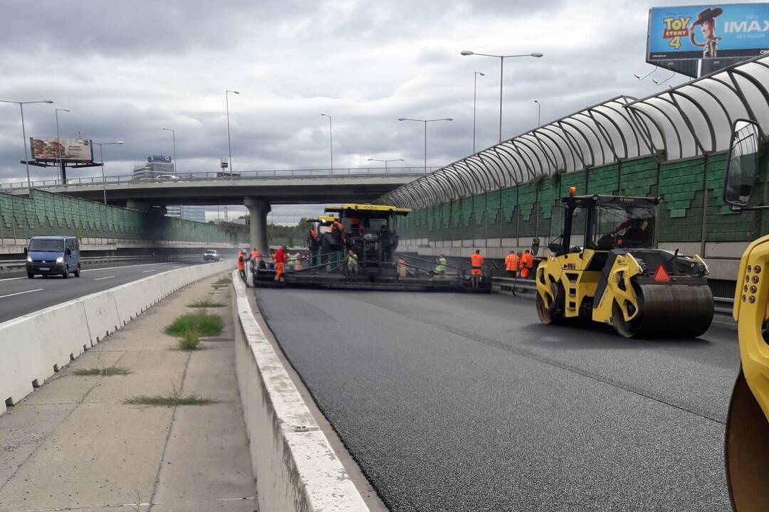 Foto: Na viacerých úsekoch na R4 za Košicami budú pokladať nový asfalt. Vodičov čakajú dopravné obmedzenia