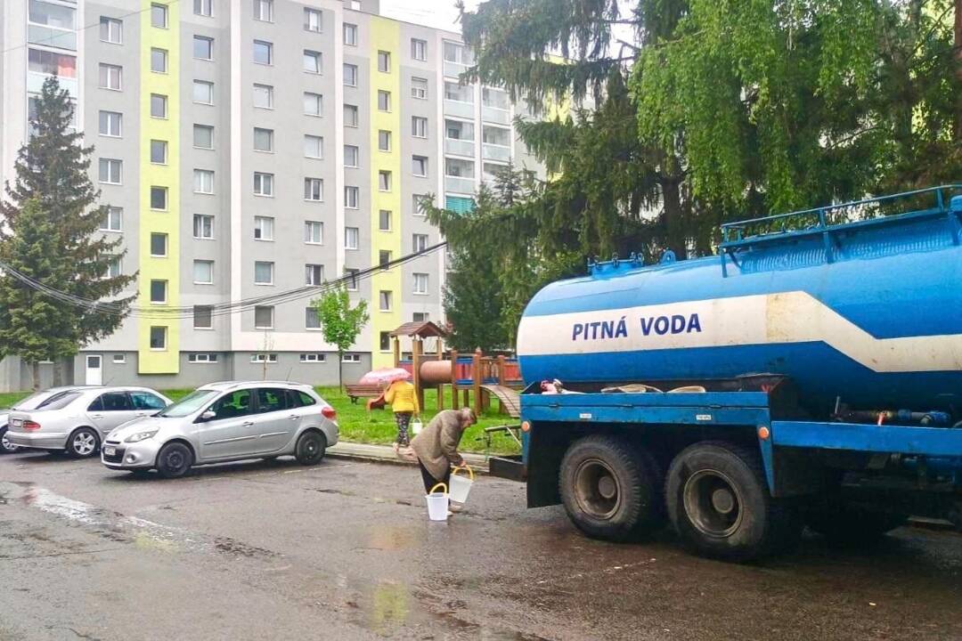 Foto: Obyvatelia Strážskeho ostali z večera do rána bez vody. Do mesta už pristavili cisterny