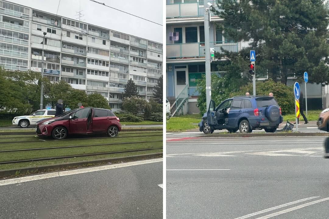 Foto: Ranná nehoda na Terase: Jeden skončil v strede električkovej trate, druhý na ostrovčeku