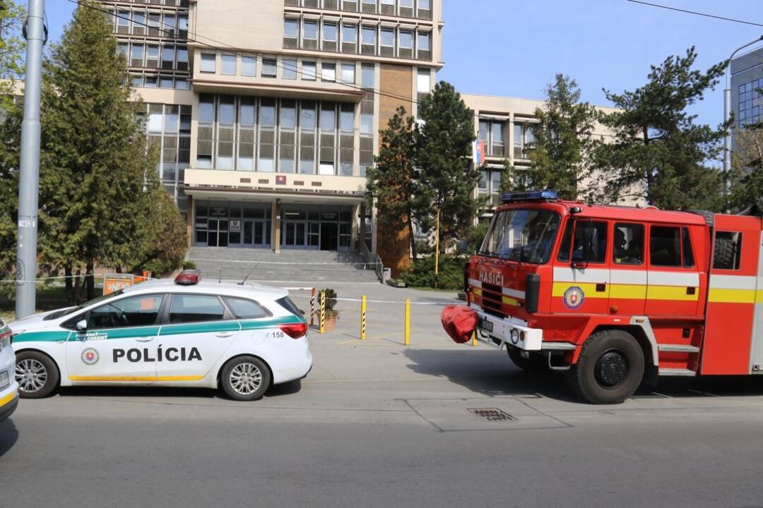 Foto: Anonym nahlásil bombu na košickom súde. Spôsobil paniku a prerušil súdne konania