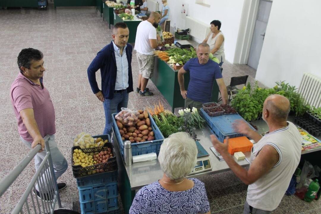 Foto: Poctivá lokálna zelenina či ovocie. Trebišovčania môžu opäť nakupovať v mestskej tržnici