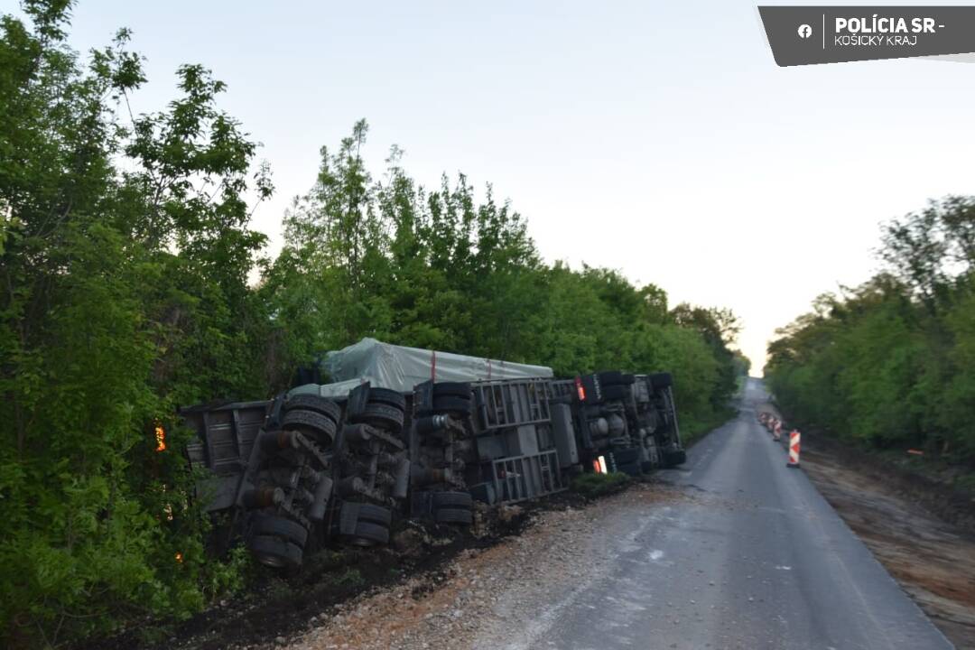 Foto: Cesta v okrese Trebišov bude dočasne uzatvorená. Do priekopy sa prevrátil kamión