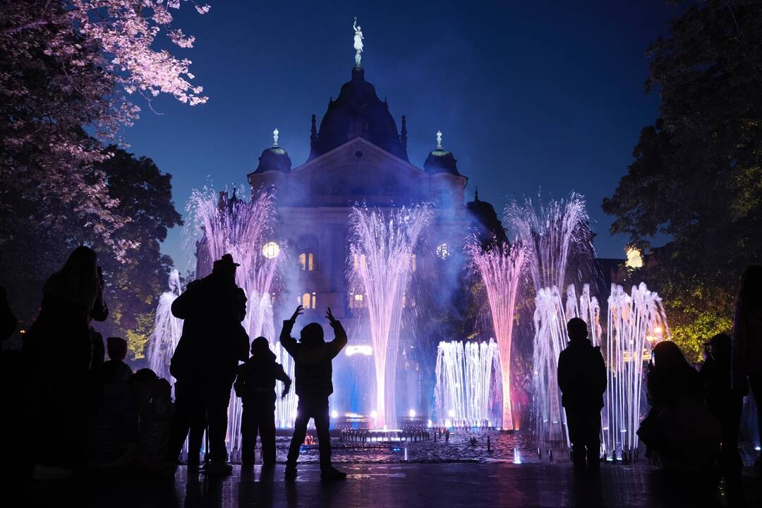 Foto: VIDEO: Čakalo sa na ňu vyše roka. Niektorí Košičania označujú otvorenie Spievajúcej fontány za prepadák