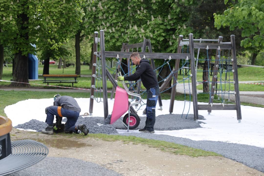 FOTO: Mestská zeleň dolaďuje posledné detaily pred letom. Na detských ihriskách v Košiciach musí byť bezpečno