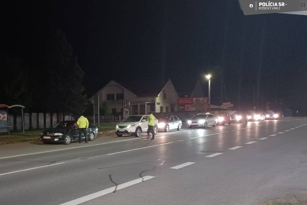 FOTO: Polícia uzavrela počas víkendu Sobrance aj Medzev. Kontrolám sa nevyhli ani kamionisti