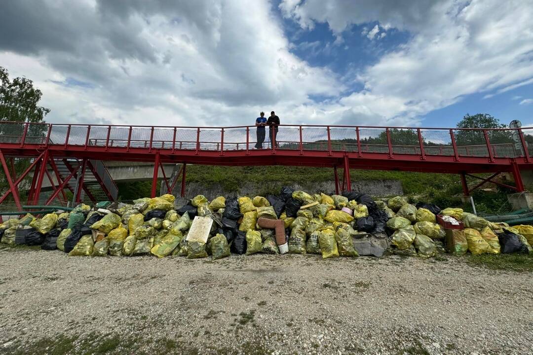 FOTO: Práčka, chladnička či nepotrebné veci z domácností. Z brehov Ružína vyzbierali vyše tri tony odpadu