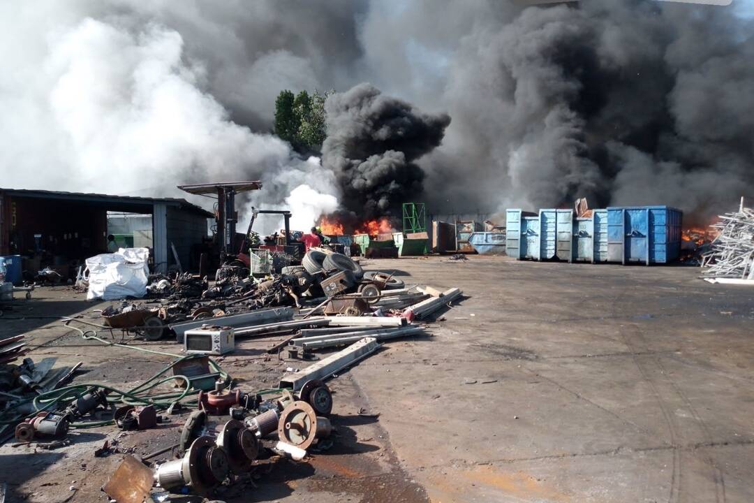 FOTO: Požiar chatrčí v Čani pripravil o domov takmer 50 ľudí. V telocvični im zabezpečili stravu aj ubytovanie