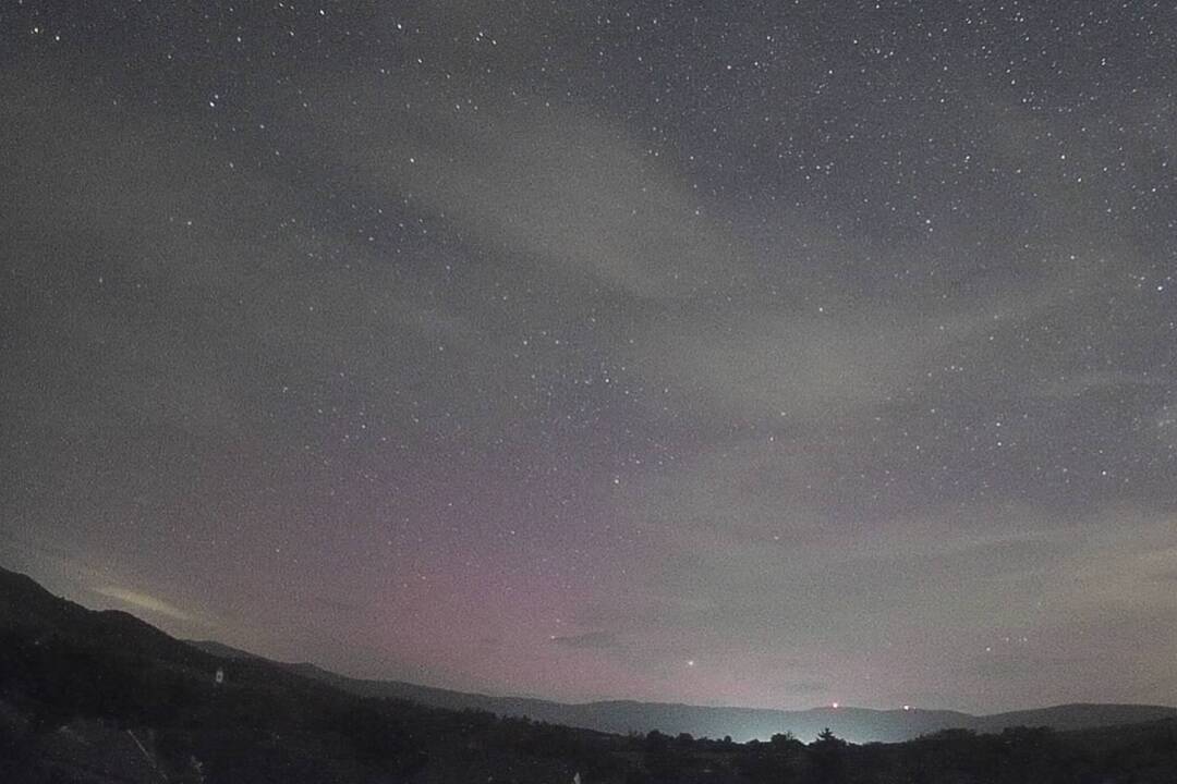 Foto: Farebné divadlo nad obcou Debraď. Polárna žiara sa objavila krátko po polnoci