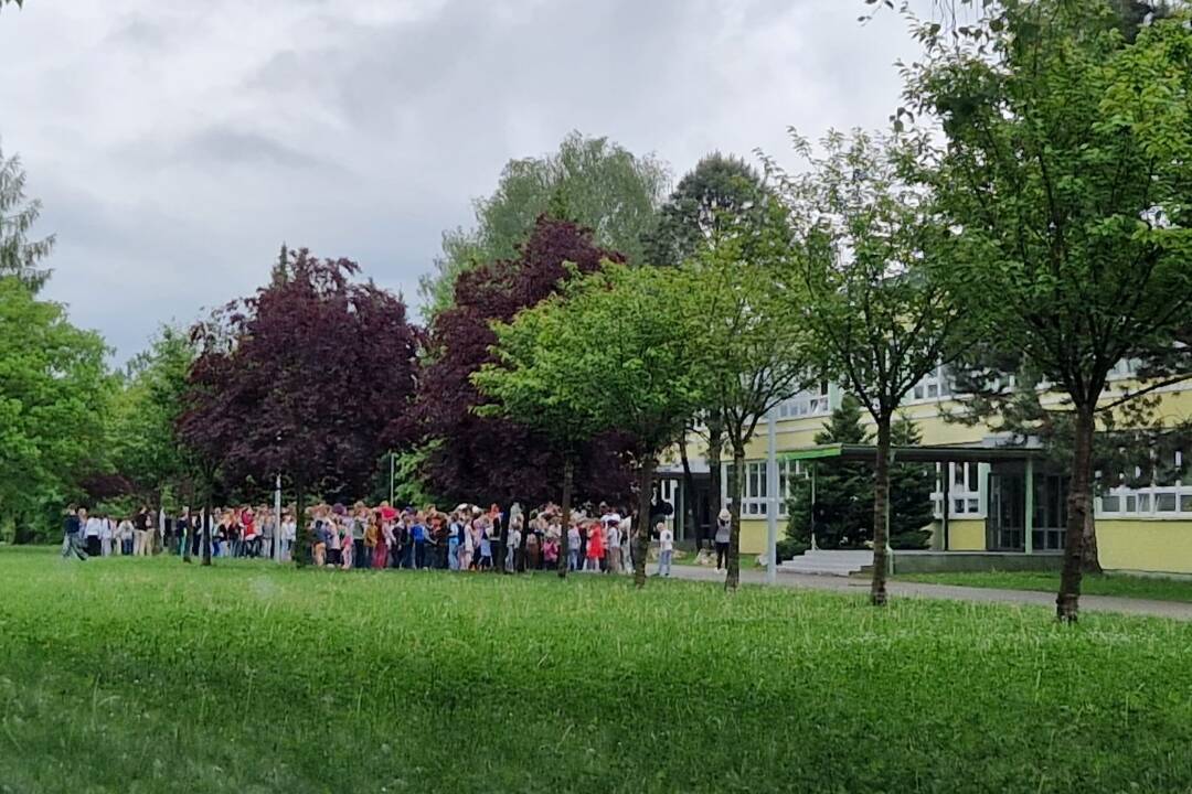 Foto: Deti musia zo škôl pri bombových hrozbách odprevádzať počas pracovného času rodičia. Zákonník práce na to nemyslí