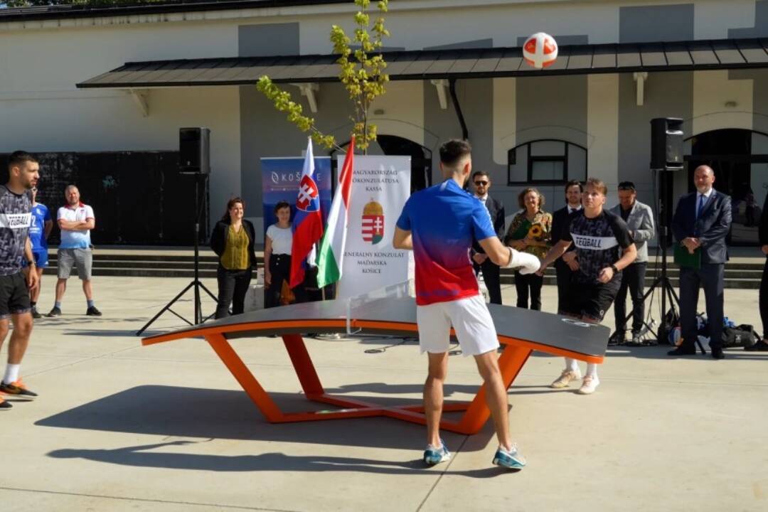 Foto: Košičania si môžu vyskúšať netypický šport. V meste pribudol teqballový stôl