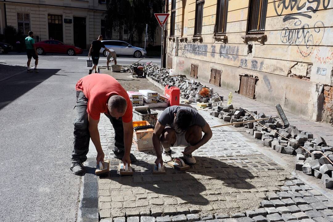 Foto: Starú dlažbu v centre Košíc nahradí nová. Mesto vyčlenilo na opravy 400-tisíc, poslancom sa to zdá priveľa