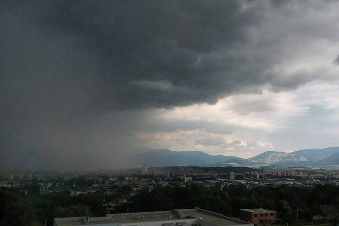 Foto: Na Slovensko miera búrky, slnečné lúče vystriedajú blesky a dážd