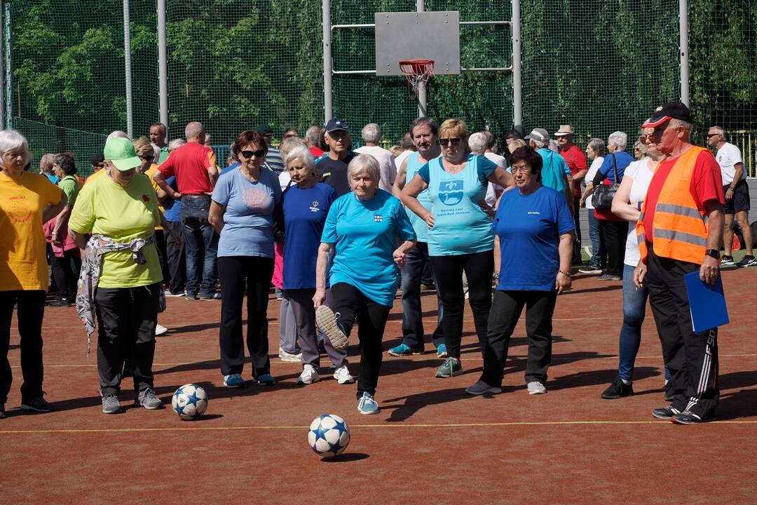 FOTO: Šport nie je len pre mladú krv. Takmer 200 košických seniorov si zmeralo sily na letnej olympiáde