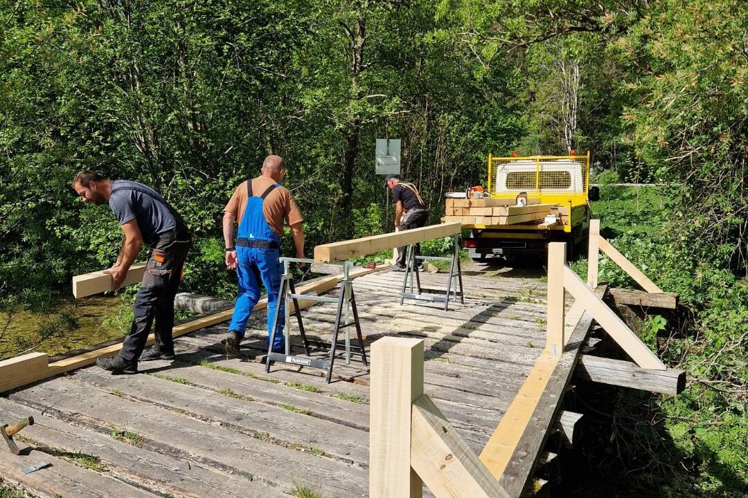 FOTO: Mosty v Slovenskom raji sú v havarijnom stave, plánujú ich opraviť, nateraz osadili zábradlie