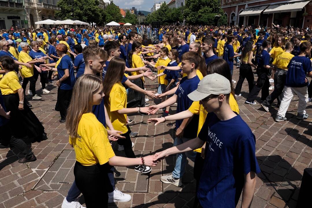 FOTO: Žlto-modré more na Hlavnej ulici: Štvorylku si zatancovali študenti i seniori, rekord však nepadol