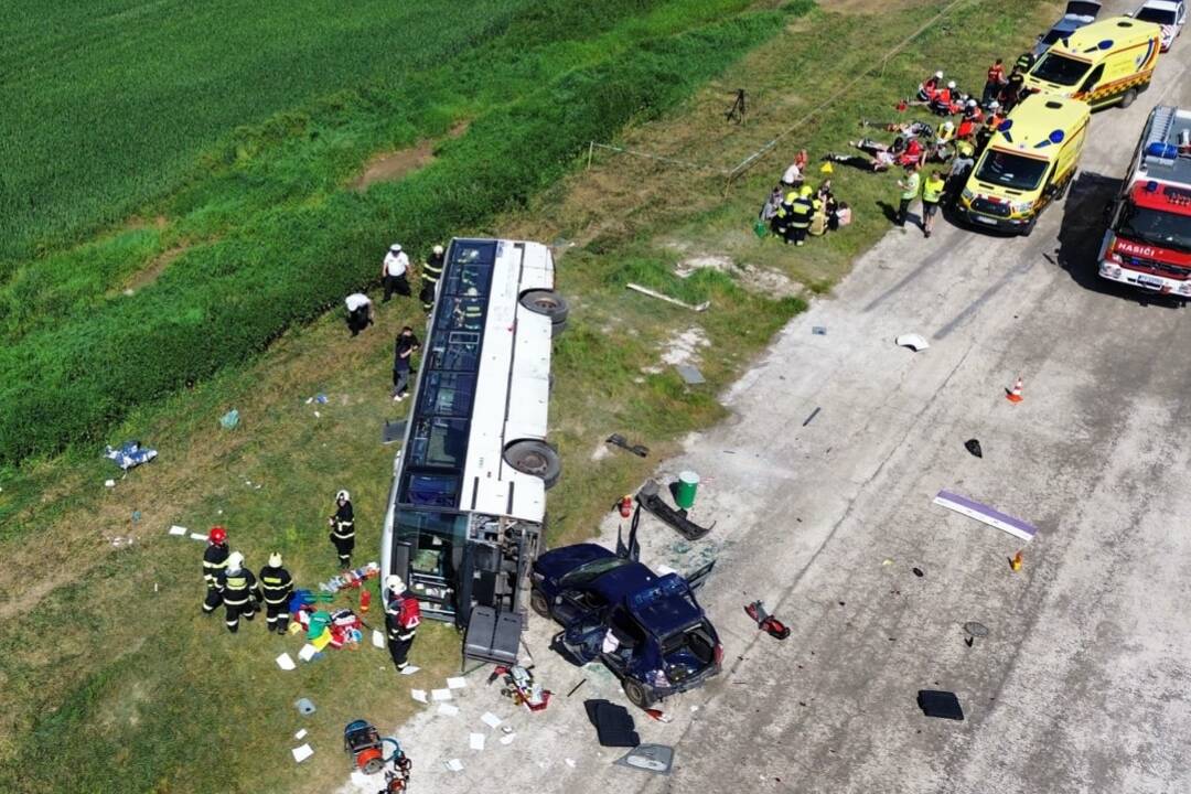 FOTO: Po nehode sa autobus prevrátil a uväznil cestujúcich. Nezvyčajné cvičenie na Zemplíne preverilo záchranné zložky