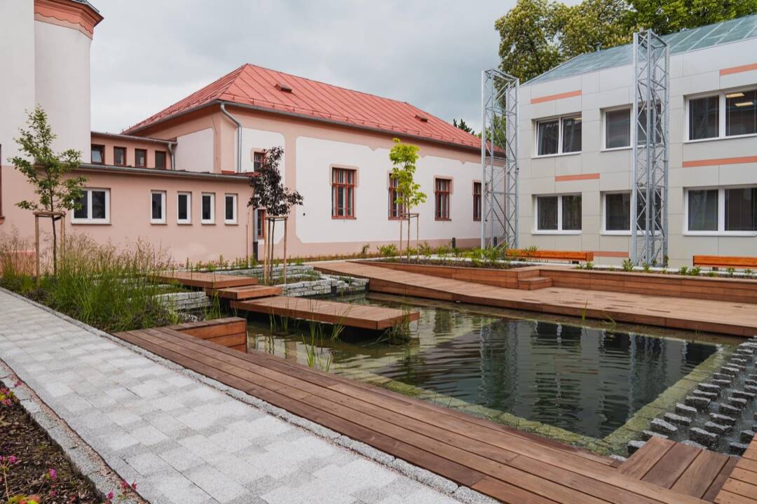 FOTO: Najzelenšiu školu nájdete na Spiši. Dažďové záhrady, jazierko či inteligentné technológie im môžu všetci závidieť