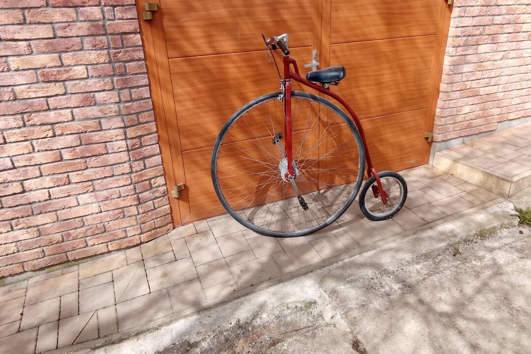 Foto: Neznámy páchateľ ukradol historický bicykel. Zmizol spred železničnej stanice v Košiciach