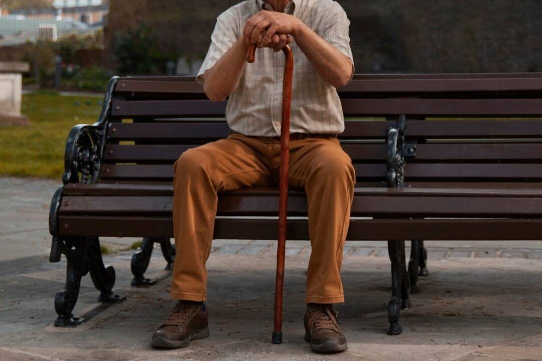 Mladá dvojica z Trebišova okradla bezbranného seniora. Z ruky mu vytrhli barlu a udreli ho ňou