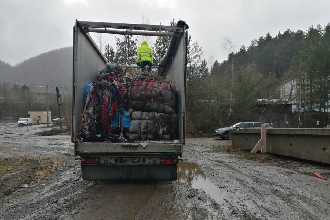 FOTO: Nelegálny odpad zo skládky v Markušovciach odviezli späť do Talianska štyri plné kamióny