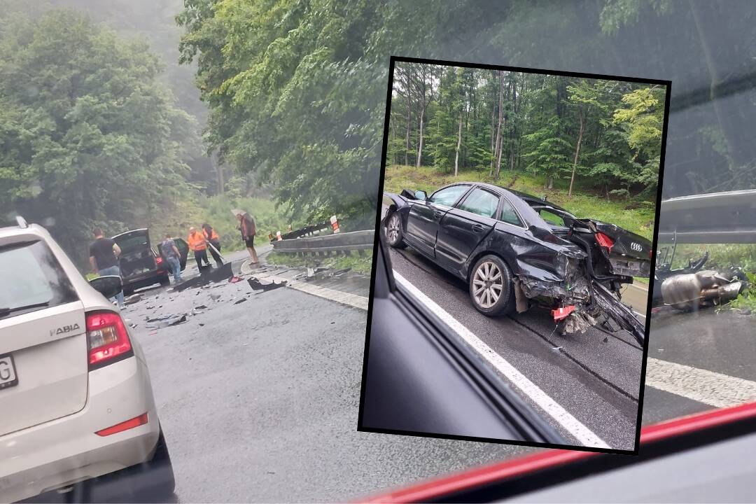 VIDEO: Na Dargove sa zrazili viaceré autá. Cesta je mokrá, treba rátať so zdržaním