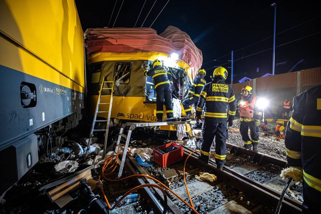 Svedkovia popisujú minúty hrôzy po zrážke vlakov v Pardubiciach