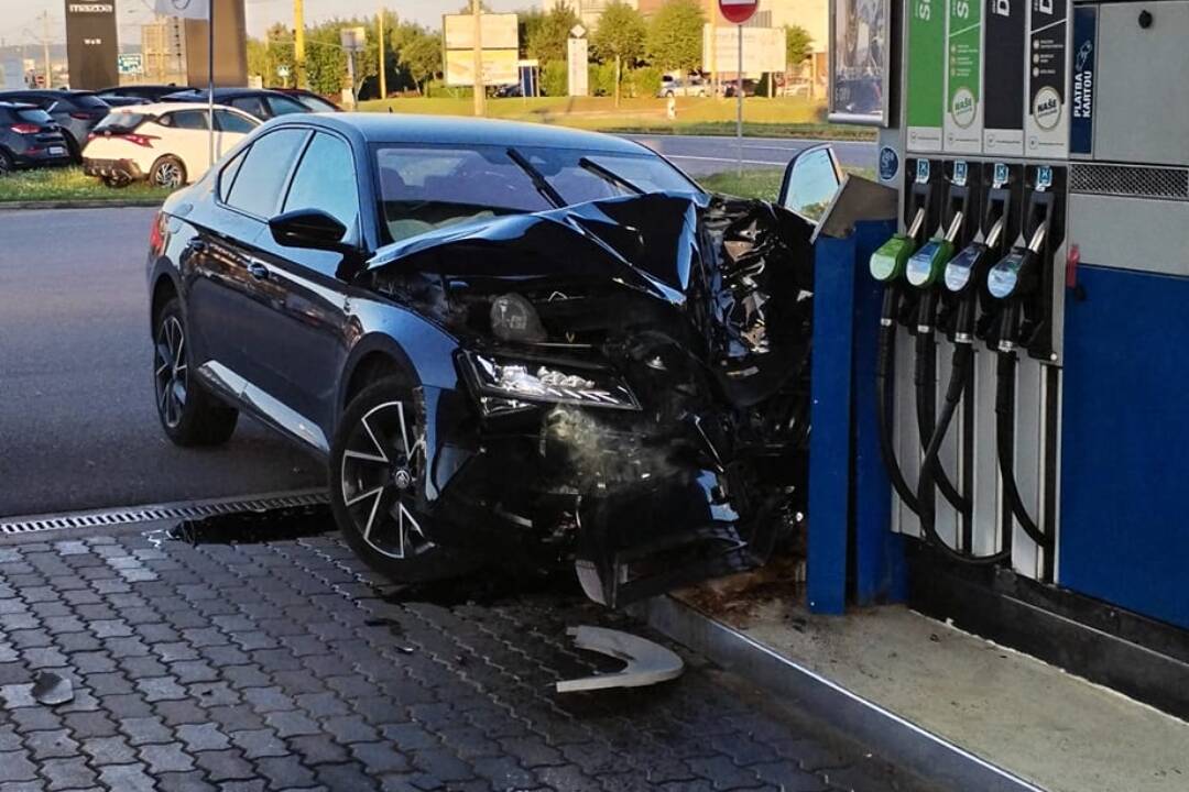 Foto: Vodič v Košiciach nabúral v ranných hodinách do stĺpa na čerpacej stanici. Značne si poškodil auto