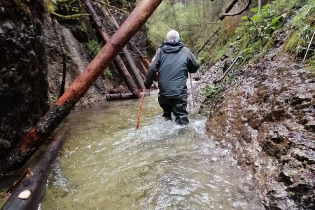 Foto: Na túru v Slovenskom raji zabudnite. Turistické chodníky a obľúbené rokliny zaplavila voda