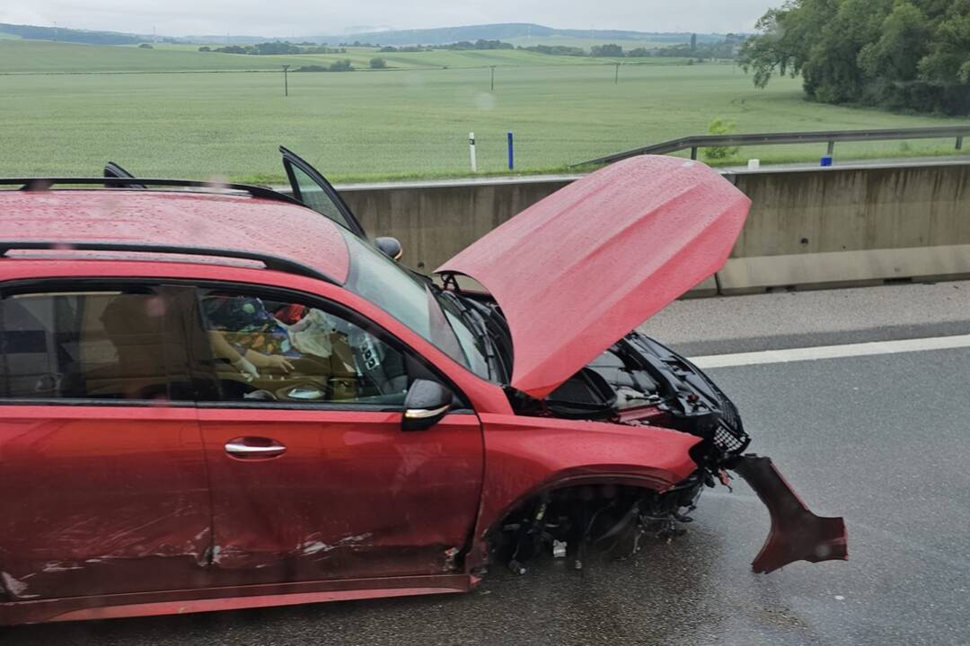 Foto: Vyvrátený kamión, zaplavené cesty či nehody na diaľnici. Daždivé počasie trápi vodičov v okolí Košíc