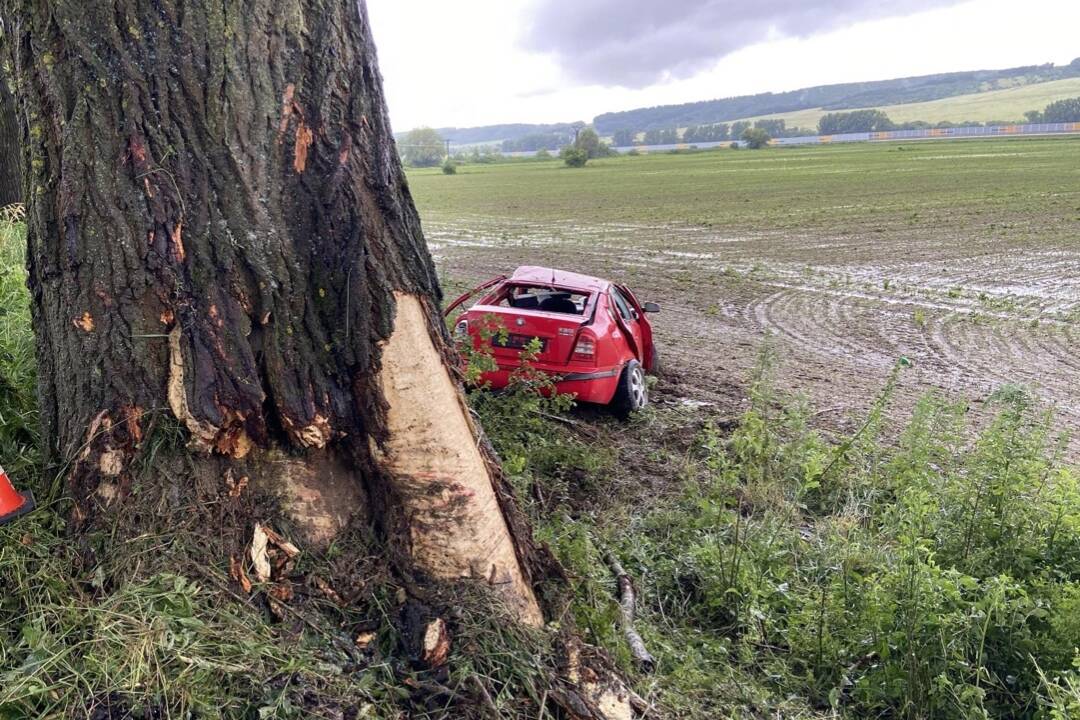 Foto: Mladá vodička dostala šmyk na mokrej ceste a skončila v strome. Okamžite ju transportovali do košickej nemocnice