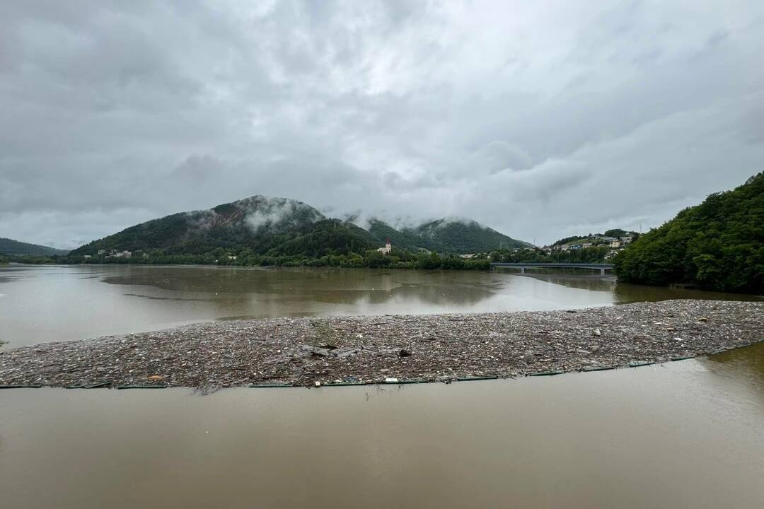 Foto: Ružín by mohol byť opäť čistejší. Odpad budú zbierať nezamestnaní obyvatelia z okolitých osád