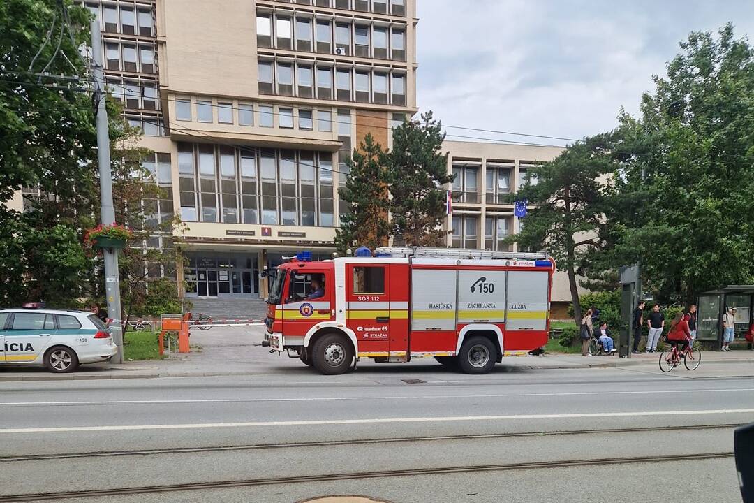 Policajti prehľadávajú všetky súdy. Na linku 112 nahlásil neznámy mužský hlas bombu