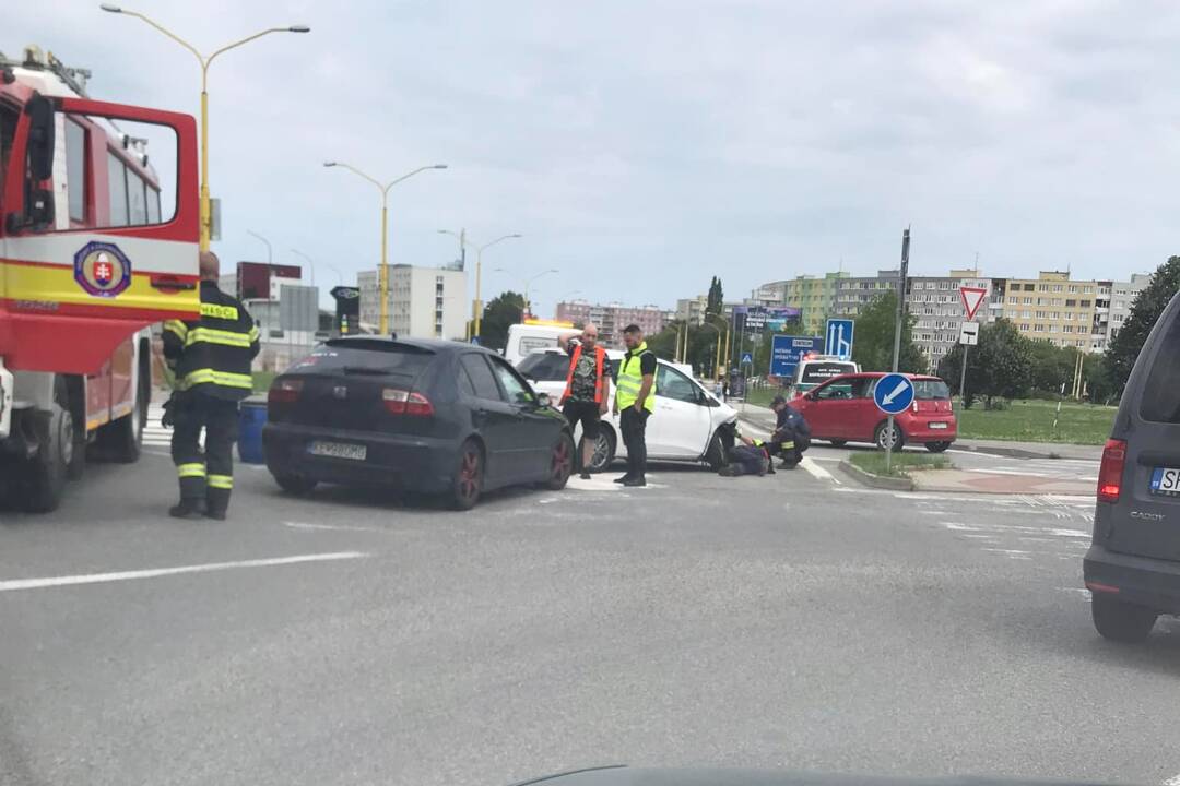 Foto: Košické cesty blokuje ďalšia nehoda. Dve autá sa zrazili na ulici Pri prachárni 