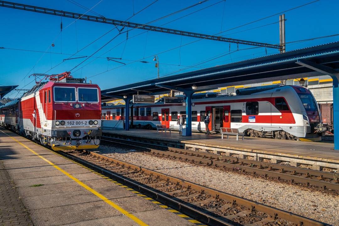 Foto: Namiesto vlaku sa odveziete autobusom. Niektoré spoje v Košickom kraji opäť obmedzia práce na tratiach