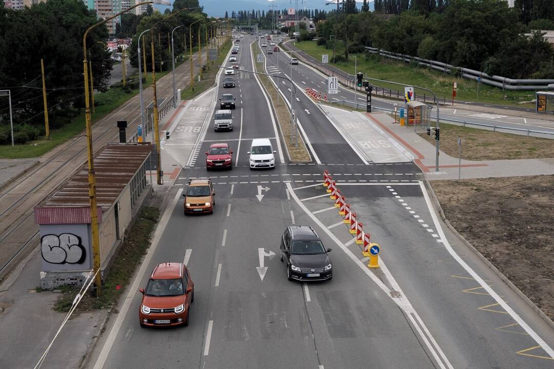 Foto: Slaneckú otvorili pre verejnosť po vyše dvoch rokoch. Pondelkové ráno však prinieslo prvé zápchy