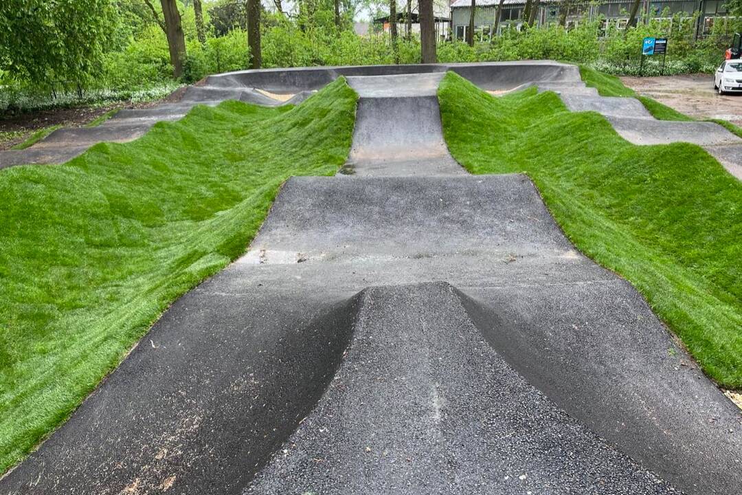 FOTO: Opustenému ihrisku vdýchli život. Jednu z najväčších pumptrackových dráh majú v Parchovanoch
