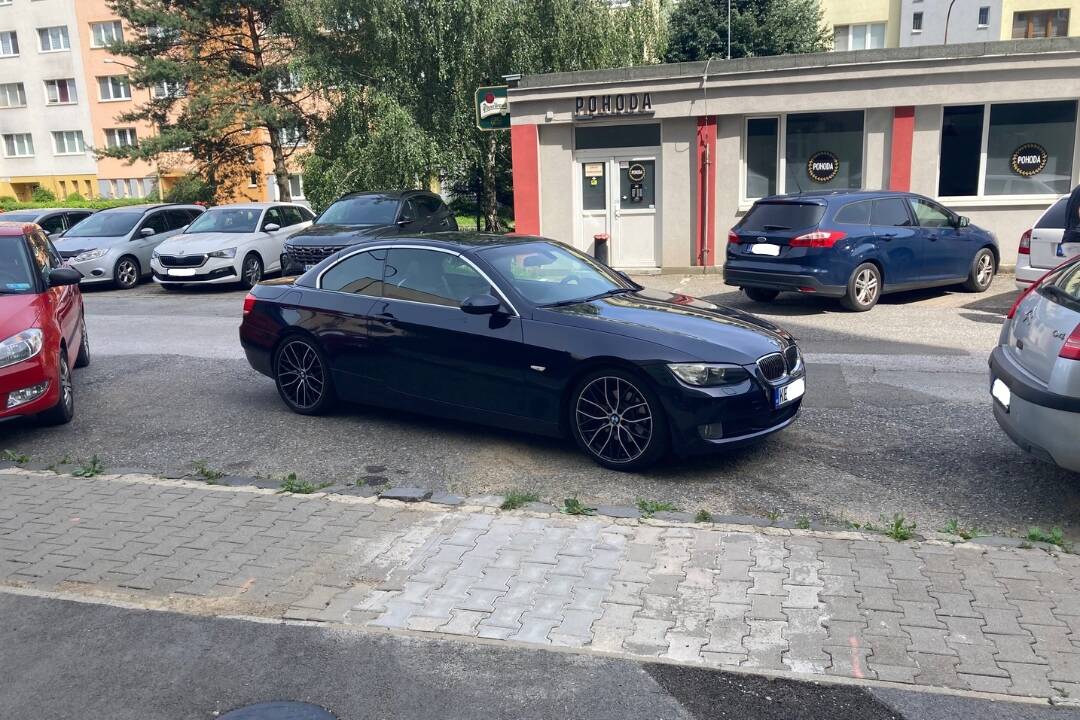 Foto: Terasanov štve stále ten istý vodič. Na Čapajevovej ulici parkuje cez niekoľko miest. Čo na to polícia?