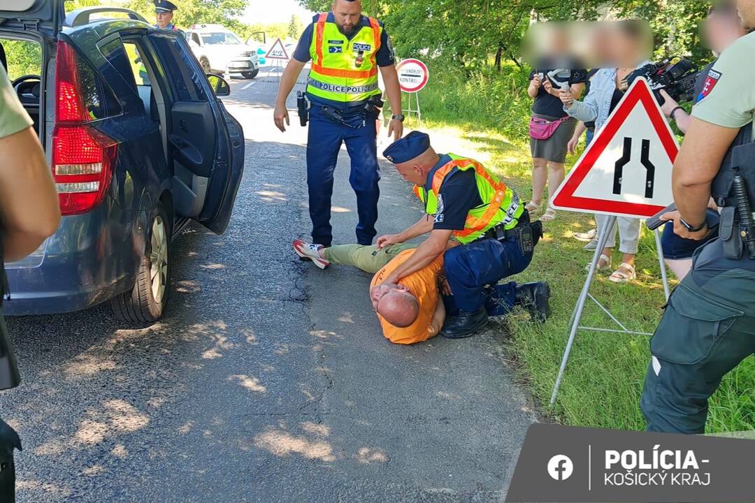 FOTO: Fiktívne prepadnutie benzínky v Trebišove: Slovenskí aj maďarskí policajti otestovali svoju spoluprácu