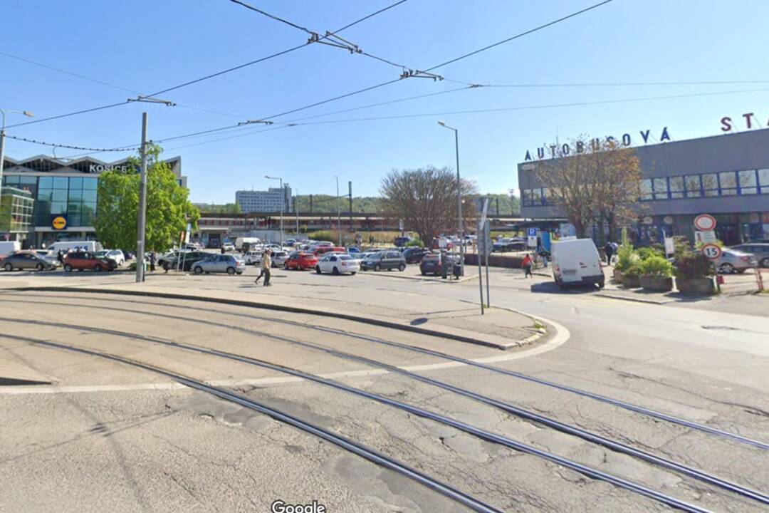 Foto: Pohoršené Košičanky. Muži na autobusovej stanici si ich fotia v sukniach zospodu. Dnešná doba je skazená, hromžia