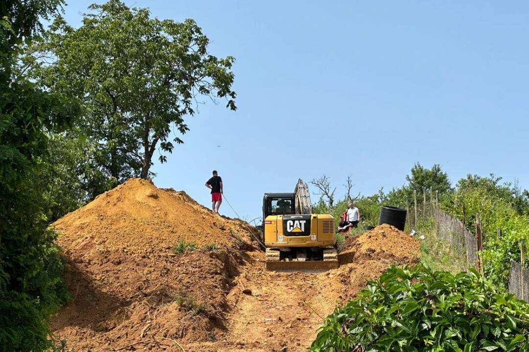 Foto: Tragédia v Moldave nad Bodvou. Pri zosuve pôdy zasypalo dvoch robotníkov, jeden z nich zahynul